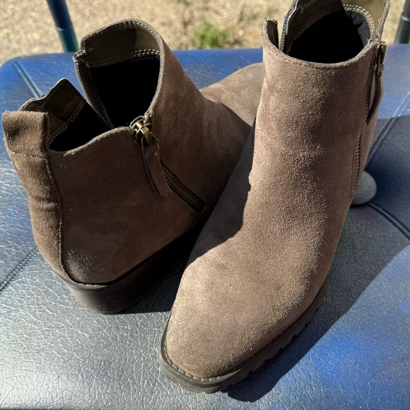 Blondo Waterproof Suede Ankle Boots with Natural Rubber soles Side Zips size 7M - Picture 4 of 9